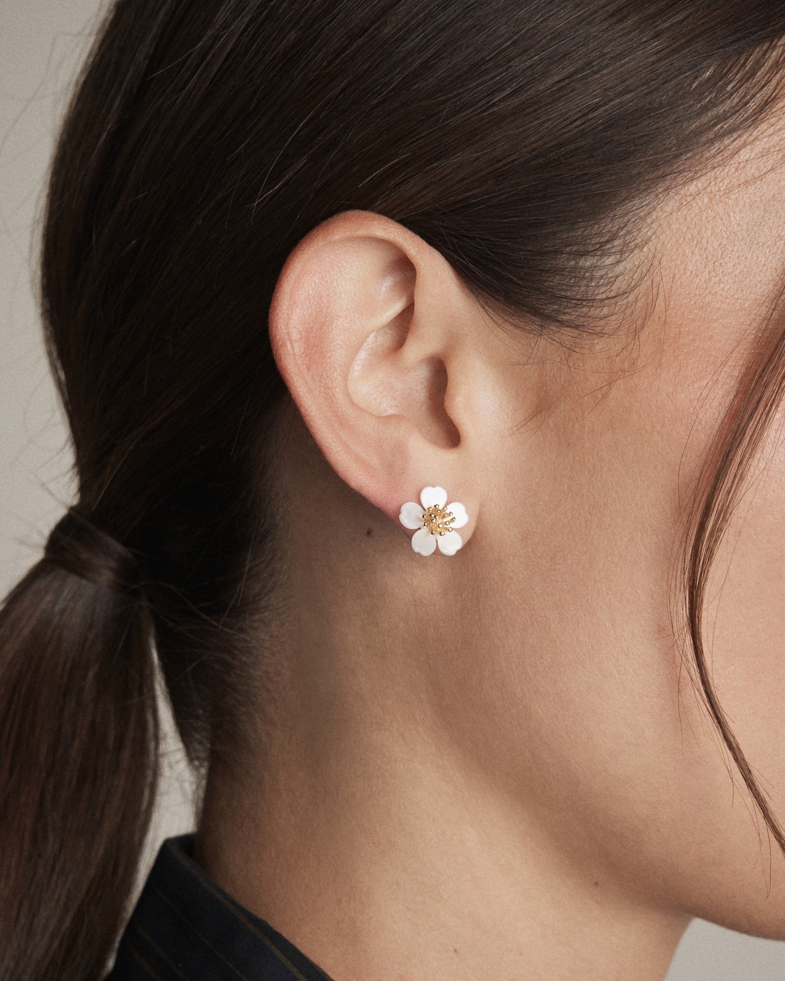 Resin Flower Stud Earrings - Pearl